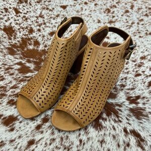 White Mountain Peep Toe Perforated Cut Out Chunky High Heel Sandal Tan Size 10M